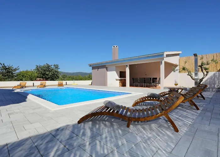 Fjaka Holiday home *