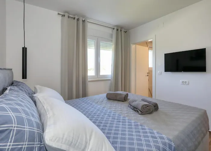Holiday home Fjaka Pridraga