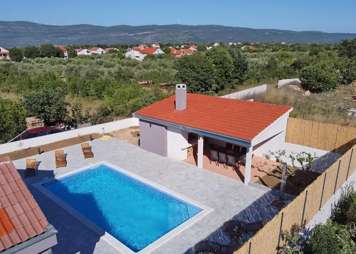 Holiday home Fjaka Pridraga
