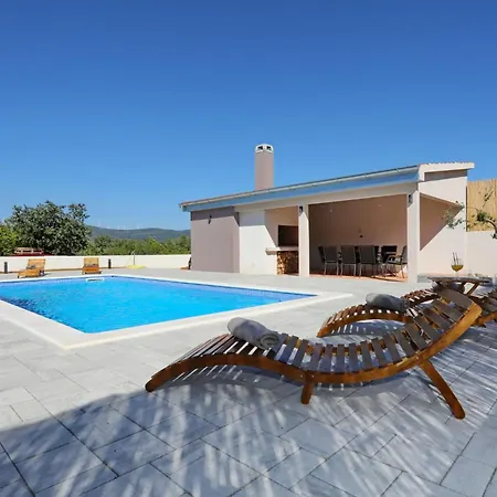 Fjaka Holiday home *