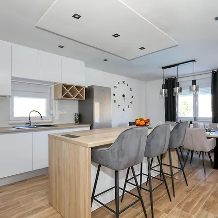 Fjaka Feriehus Pridraga